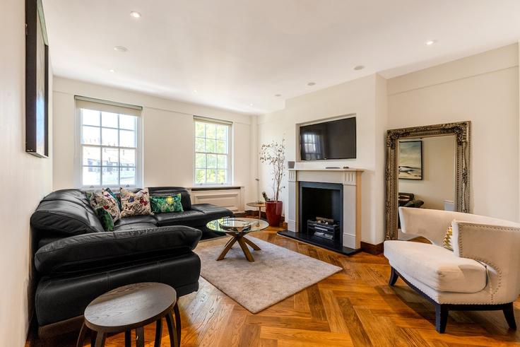 Elegante sala de estar con mobiliario moderno en un apartamento en Building Cavaye Place - smart-host-group-ted - 1519821 en Royal Borough of Kensington and Chelsea, London
