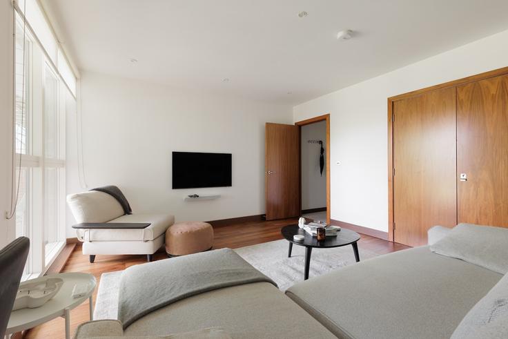 Elegante sala de estar con mobiliario moderno en un apartamento en Building Brassey Road - smart-host-group-ted - 1513403 en London Borough of Camden, London Elegante sala de estar con mobiliario moderno en un apartamento en Building Brassey Road - smart-host-group-ted - 1513403 en London Borough of Camden, London