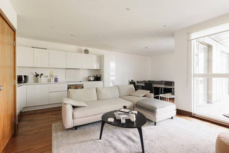 Elegante sala de estar con mobiliario moderno en un apartamento en Building Brassey Road - smart-host-group-ted - 1513403 en London Borough of Camden, London