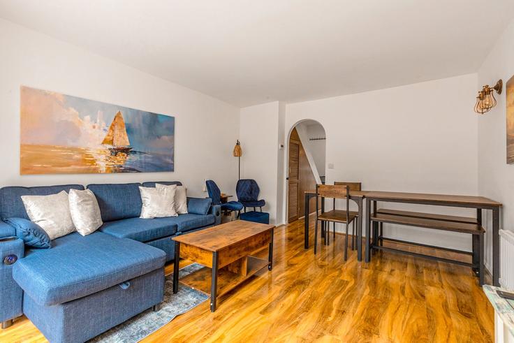 Salle de séjour élégante avec mobilier moderne dans un appartement à Building Lemmon Road - smart-host-group-ted - 1536467 à Royal Borough of Greenwich, London