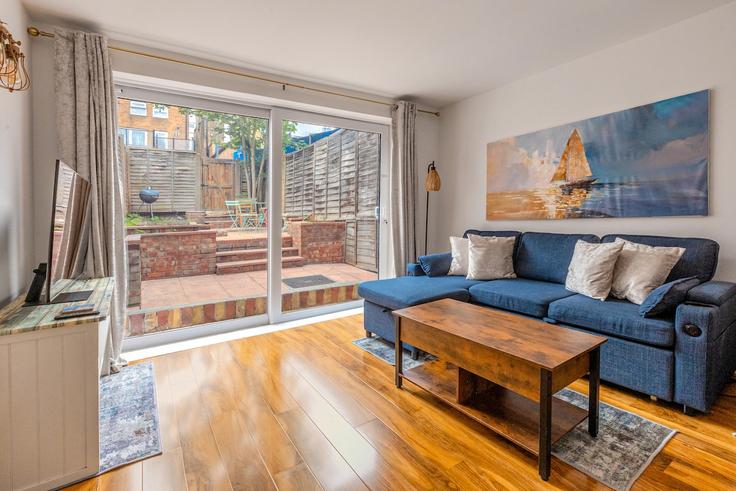 Elegante sala de estar con mobiliario moderno en un apartamento en Building Lemmon Road - smart-host-group-ted - 1536467 en Royal Borough of Greenwich, London Elegante sala de estar con mobiliario moderno en un apartamento en Building Lemmon Road - smart-host-group-ted - 1536467 en Royal Borough of Greenwich, London