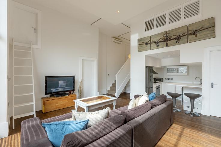 Elegante sala de estar con mobiliario moderno en un apartamento en Building Yelverton Road - smart-host-group-ted - 1514382 en London Borough of Wandsworth, London
