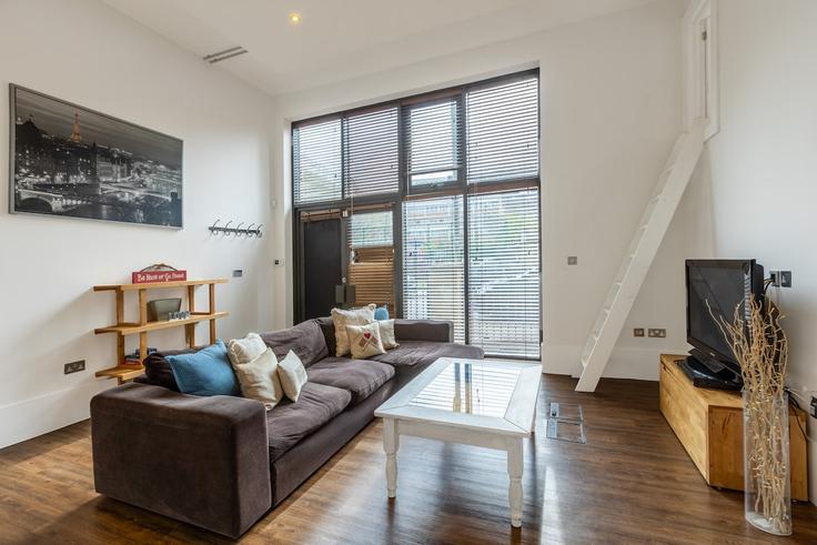 London Borough of Wandsworth, London에 위치한 Building Yelverton Road - smart-host-group-ted - 1519818 유닛의 세련된 인테리어가 돋보이는 거실