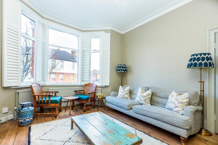 Salle de séjour élégante avec mobilier moderne dans un appartement à Building Leghorn Road - smart-host-group-ted - 1555843 à London Borough of Brent, London