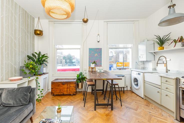 Elegante sala de estar con mobiliario moderno en un apartamento en Building John Campbell Road - smart-host-group-ted - 1513627 en London Borough of Hackney, London