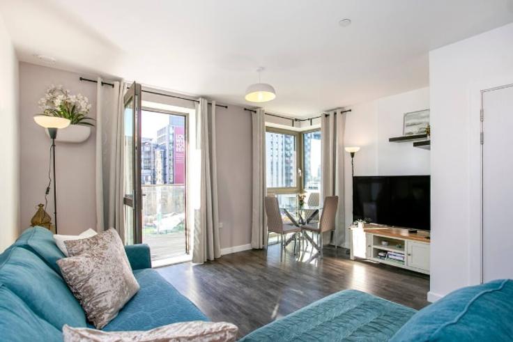 Elegante sala de estar con mobiliario moderno en un apartamento en Building Olympic Way - smart-host-group-ted - 1513671 en London Borough of Brent, Wembley