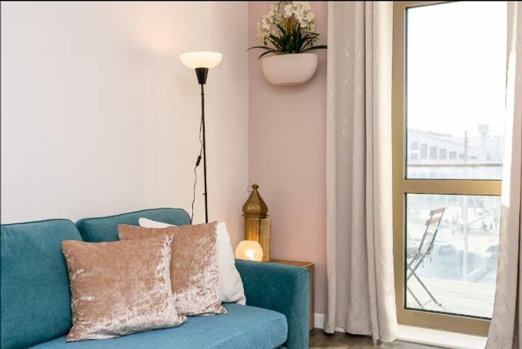 Elegante sala de estar con mobiliario moderno en un apartamento en Building Olympic Way East - smart-host-group-ted - 1513593 en London Borough of Brent, Wembley