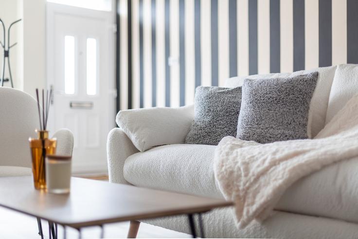Elegante sala de estar con mobiliario moderno en un apartamento en Building Ewart Road - smart-host-group-ted - 1513412 en London Borough of Lewisham, London