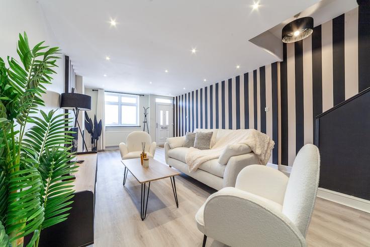 Salle de séjour élégante avec mobilier moderne dans un appartement à Building Ewart Road - smart-host-group-ted - 1513412 à London Borough of Lewisham, London