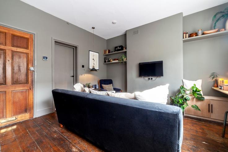 Elegant gestaltetes Wohnzimmer mit moderner Einrichtung in einer Wohnung im Building Victoria Park Square - smart-host-group-ted - 1513399 in London Borough of Tower Hamlets, London