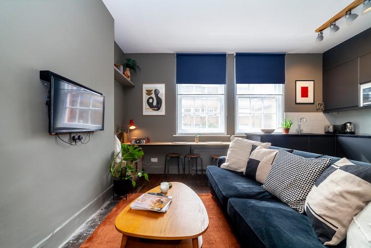 Sala de estar elegantemente projetada com móveis modernos em um apartamento no Building Victoria Park Square - smart-host-group-ted - 1513399 em London Borough of Tower Hamlets, London