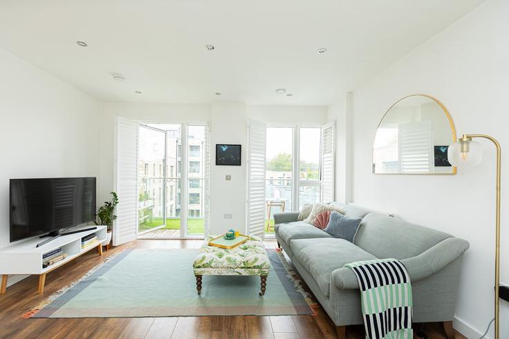 Salle de séjour élégante avec mobilier moderne dans un appartement à Building Ellingfort Road - smart-host-group-ted - 1513424 à London Borough of Hackney, London