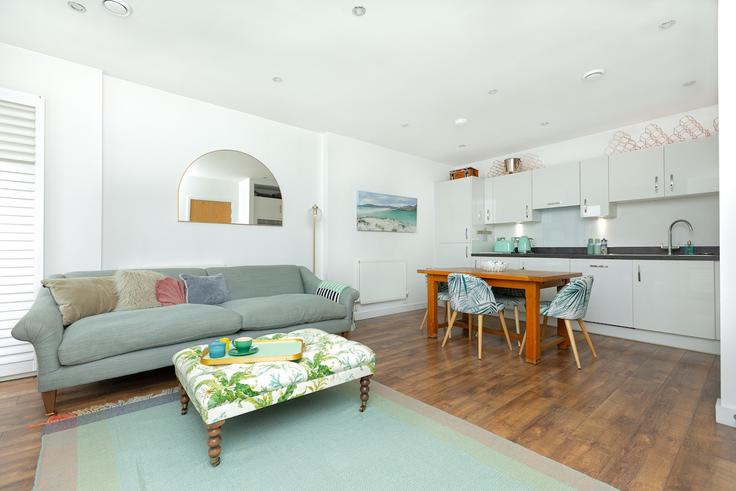 Elegante sala de estar con mobiliario moderno en un apartamento en Building Ellingfort Road - smart-host-group-ted - 1513424 en London Borough of Hackney, London