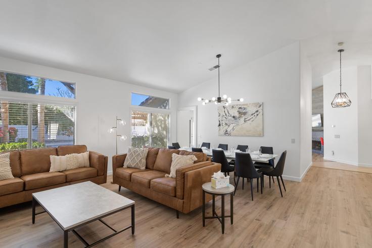 Building Camino Lavanda - smarter-property-management - 1244476 - LAX adresindeki bir dairede modern mobilyalarla zarif bir şekilde tasarlanmış oturma odası La Quinta, La Quinta Building Camino Lavanda - smarter-property-management - 1244476 - LAX adresindeki bir dairede modern mobilyalarla zarif bir şekilde tasarlanmış oturma odası La Quinta, La Quinta