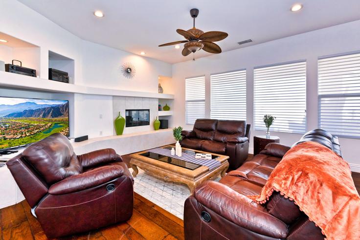 Building Tesori Drive - smarter-property-management - 1244485 - LAX adresindeki bir dairede modern mobilyalarla zarif bir şekilde tasarlanmış oturma odası Palm Desert, Palm Desert Building Tesori Drive - smarter-property-management - 1244485 - LAX adresindeki bir dairede modern mobilyalarla zarif bir şekilde tasarlanmış oturma odası Palm Desert, Palm Desert