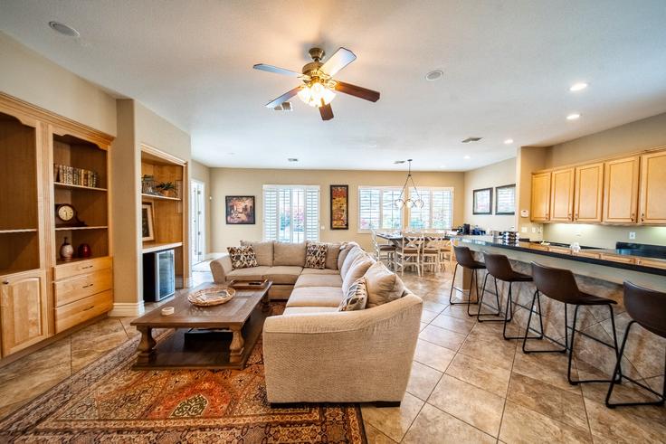 Building Sandpiper Court - smarter-property-management - 1244482 - LAX adresindeki bir dairede modern mobilyalarla zarif bir şekilde tasarlanmış oturma odası Palm Desert, Palm Desert Building Sandpiper Court - smarter-property-management - 1244482 - LAX adresindeki bir dairede modern mobilyalarla zarif bir şekilde tasarlanmış oturma odası Palm Desert, Palm Desert