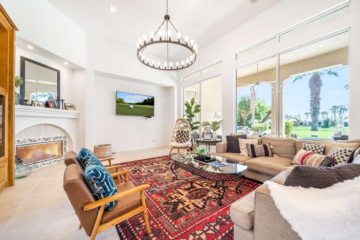 Building Golf View Drive - smarter-property-management - 1244494 - LAX adresindeki bir dairede modern mobilyalarla zarif bir şekilde tasarlanmış oturma odası La Quinta, La Quinta Building Golf View Drive - smarter-property-management - 1244494 - LAX adresindeki bir dairede modern mobilyalarla zarif bir şekilde tasarlanmış oturma odası La Quinta, La Quinta