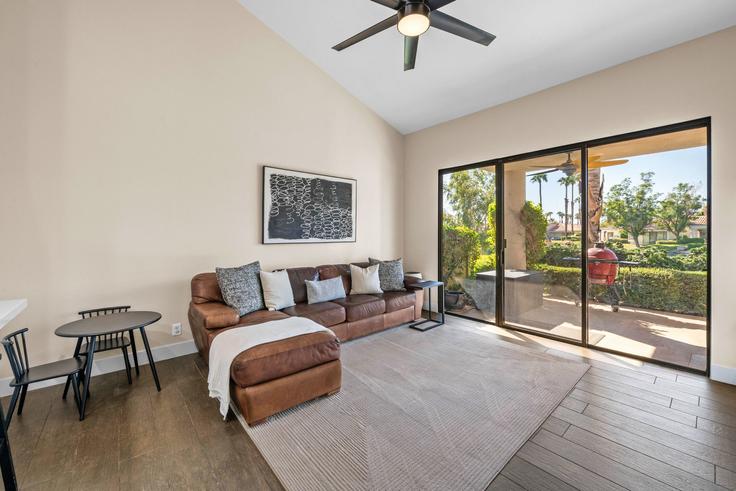 Building Pebble Beach - smarter-property-management - 1244495 - LAX adresindeki bir dairede modern mobilyalarla zarif bir şekilde tasarlanmış oturma odası La Quinta, La Quinta Building Pebble Beach - smarter-property-management - 1244495 - LAX adresindeki bir dairede modern mobilyalarla zarif bir şekilde tasarlanmış oturma odası La Quinta, La Quinta