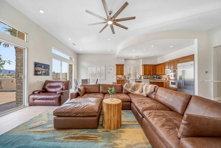 Building Tiburon Drive - smarter-property-management - 1250717 - LAX adresindeki bir dairede modern mobilyalarla zarif bir şekilde tasarlanmış oturma odası La Quinta, La Quinta Building Tiburon Drive - smarter-property-management - 1250717 - LAX adresindeki bir dairede modern mobilyalarla zarif bir şekilde tasarlanmış oturma odası La Quinta, La Quinta