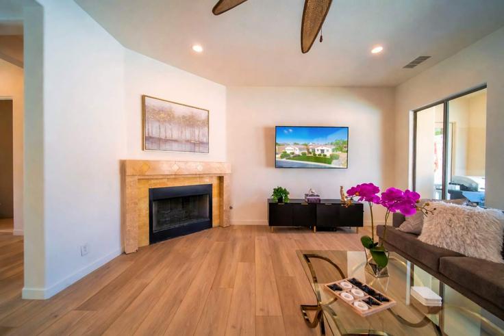 Sala de estar elegantemente projetada com móveis modernos em um apartamento no Building Joey Court - smarter-property-management - 1244488 - LAX em La Quinta, La Quinta Sala de estar elegantemente projetada com móveis modernos em um apartamento no Building Joey Court - smarter-property-management - 1244488 - LAX em La Quinta, La Quinta