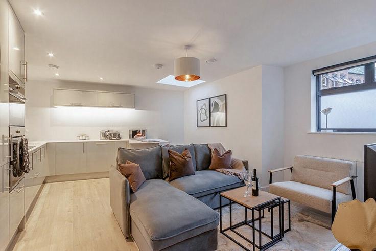 Building Easthampstead Road - smarter-rent-ltd-1 - 1637614 adresindeki bir dairede modern mobilyalarla zarif bir şekilde tasarlanmış oturma odası Wokingham, Wokingham Building Easthampstead Road - smarter-rent-ltd-1 - 1637614 adresindeki bir dairede modern mobilyalarla zarif bir şekilde tasarlanmış oturma odası Wokingham, Wokingham