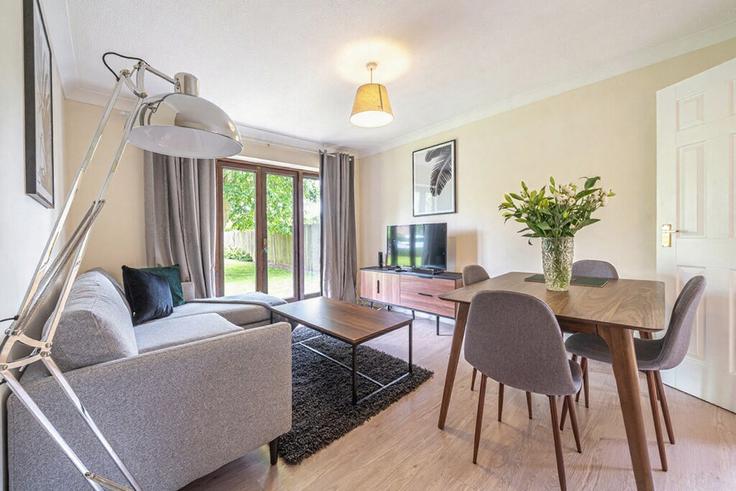 Building Brownfield Gardens - smarter-rent-ltd-1 - 1637602 adresindeki bir dairede modern mobilyalarla zarif bir şekilde tasarlanmış oturma odası Maidenhead, Maidenhead Building Brownfield Gardens - smarter-rent-ltd-1 - 1637602 adresindeki bir dairede modern mobilyalarla zarif bir şekilde tasarlanmış oturma odası Maidenhead, Maidenhead