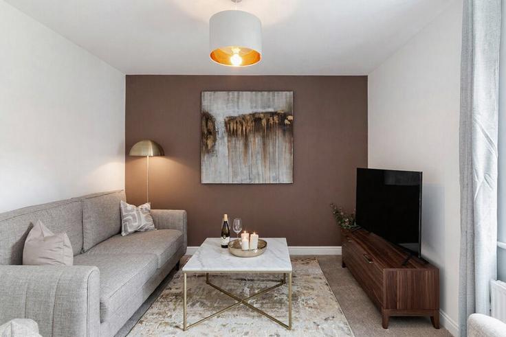Elegant gestaltetes Wohnzimmer mit moderner Einrichtung in einer Wohnung im Building Lysander Drive - smarter-rent-ltd-1 - 1637665 in Bracknell, Bracknell