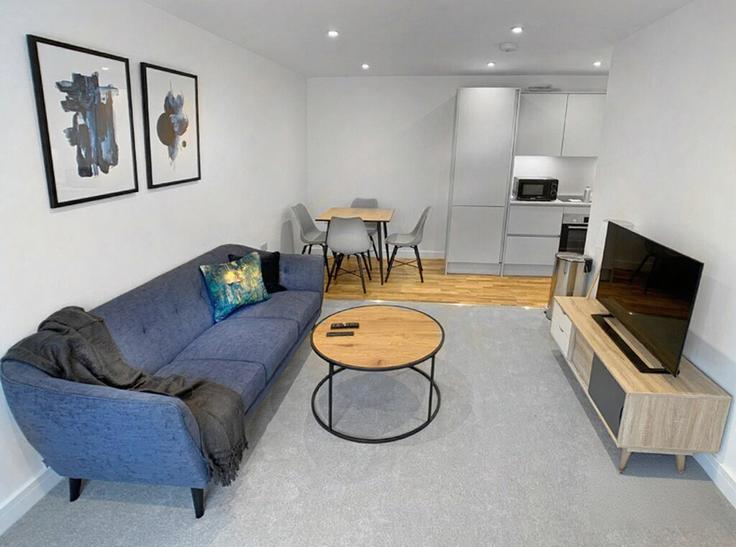 Building Turks Head Court - smarter-rent-ltd-1 - 1637646 adresindeki bir dairede modern mobilyalarla zarif bir şekilde tasarlanmış oturma odası Windsor, Windsor