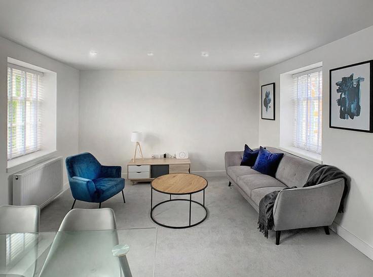 Building Eton Court - smarter-rent-ltd-1 - 1637628 adresindeki bir dairede modern mobilyalarla zarif bir şekilde tasarlanmış oturma odası Windsor and Maidenhead, Windsor