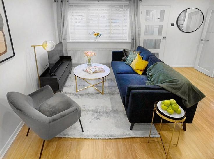 Sala de estar elegantemente projetada com móveis modernos em um apartamento no Building Coriander Close - smarter-rent-ltd-1 - 1637623 em Rushmoor District, Farnborough Sala de estar elegantemente projetada com móveis modernos em um apartamento no Building Coriander Close - smarter-rent-ltd-1 - 1637623 em Rushmoor District, Farnborough