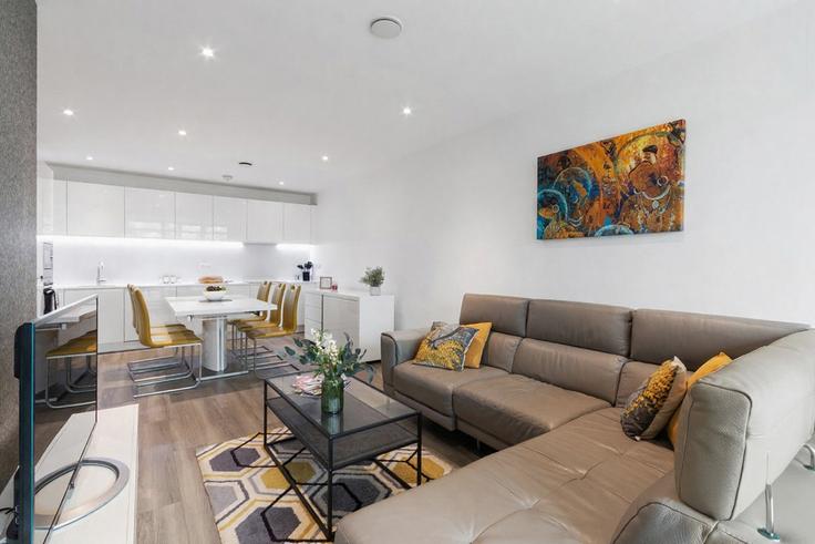 Sala de estar elegantemente projetada com móveis modernos em um apartamento no Building Frazer Nash Close - smarter-rent-ltd-1 - 1637676 em London Borough of Hounslow, Isleworth Sala de estar elegantemente projetada com móveis modernos em um apartamento no Building Frazer Nash Close - smarter-rent-ltd-1 - 1637676 em London Borough of Hounslow, Isleworth