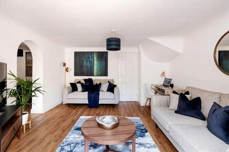 Salle de séjour élégante avec mobilier moderne dans un appartement à Building Saint Marys Way - smarter-rent-ltd-1 - 1637667 à Borough of Guildford, Guildford Salle de séjour élégante avec mobilier moderne dans un appartement à Building Saint Marys Way - smarter-rent-ltd-1 - 1637667 à Borough of Guildford, Guildford