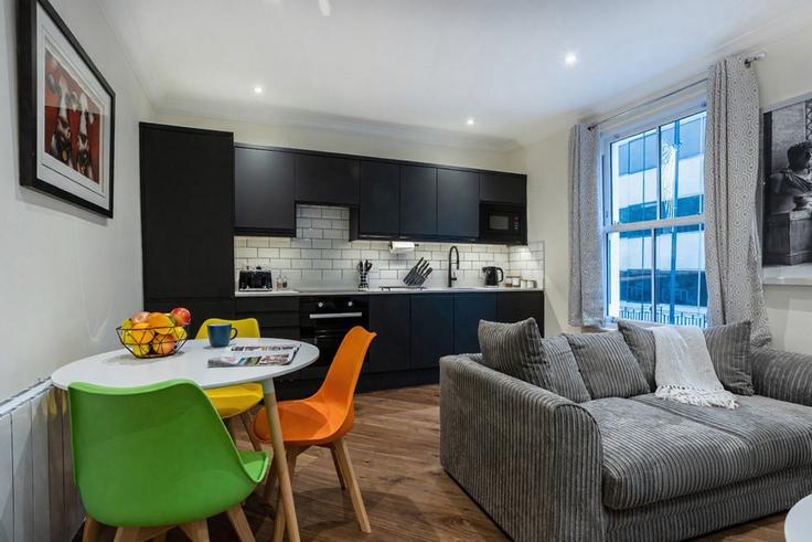 Salle de séjour élégante avec mobilier moderne dans un appartement à Building Eton Street - smarter-rent-ltd-1 - 1637599 à London Borough of Richmond upon Thames, Richmond Salle de séjour élégante avec mobilier moderne dans un appartement à Building Eton Street - smarter-rent-ltd-1 - 1637599 à London Borough of Richmond upon Thames, Richmond
