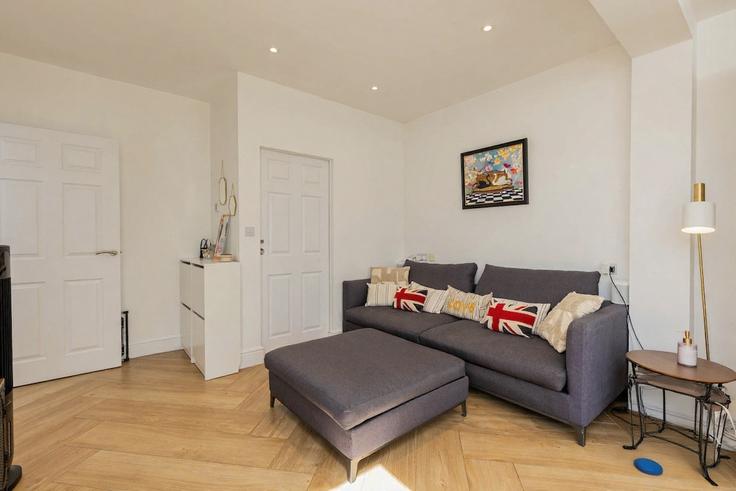 Salle de séjour élégante avec mobilier moderne dans un appartement à Building Elm Road - smarter-rent-ltd-1 - 1637636 à Royal Borough of Kingston upon Thames, Kingston upon Thames Salle de séjour élégante avec mobilier moderne dans un appartement à Building Elm Road - smarter-rent-ltd-1 - 1637636 à Royal Borough of Kingston upon Thames, Kingston upon Thames