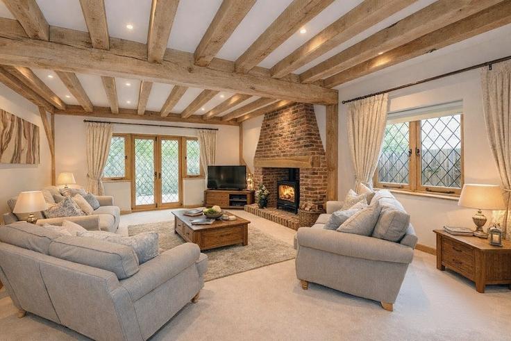Elegant gestaltetes Wohnzimmer mit moderner Einrichtung in einer Wohnung im Building Tithe Close - smarter-rent-ltd-1 - 1637659 in Runnymede District, Virginia Water