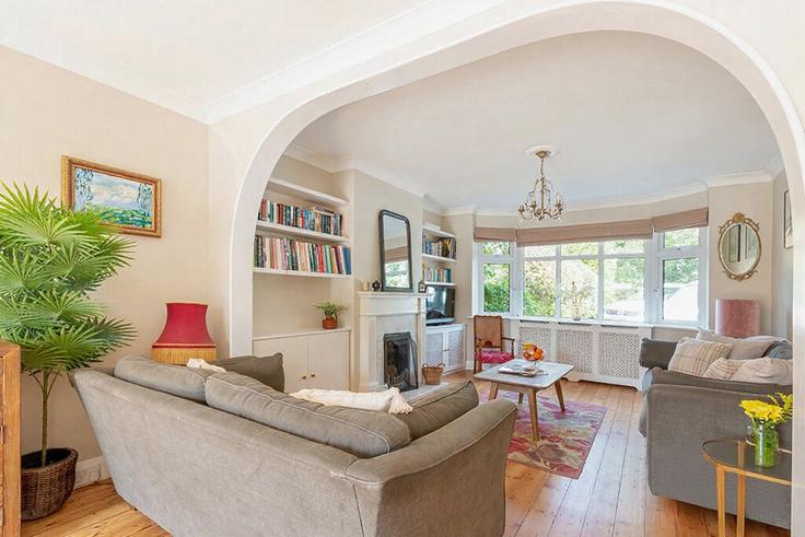 Elegant gestaltetes Wohnzimmer mit moderner Einrichtung in einer Wohnung im Building Windsor Road - smarter-rent-ltd-1 - 1637697 in Maidenhead, Maidenhead