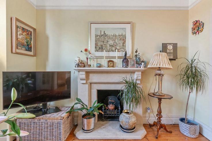 Elegant gestaltetes Wohnzimmer mit moderner Einrichtung in einer Wohnung im Building Lancaster Road - smarter-rent-ltd-1 - 1637633 in London Borough of Merton, London