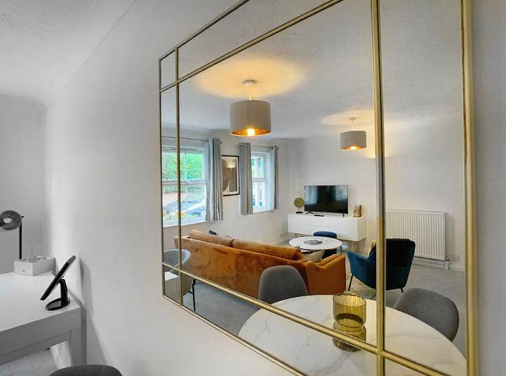 Building Poppy Place - smarter-rent-ltd-1 - 1637669 adresindeki bir dairede modern mobilyalarla zarif bir şekilde tasarlanmış oturma odası Wokingham, Wokingham Building Poppy Place - smarter-rent-ltd-1 - 1637669 adresindeki bir dairede modern mobilyalarla zarif bir şekilde tasarlanmış oturma odası Wokingham, Wokingham