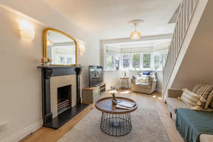 Sala de estar elegantemente projetada com móveis modernos em um apartamento no Building Dukes Avenue - smarter-rent-ltd-1 - 1637662 em London Borough of Richmond upon Thames, Richmond Sala de estar elegantemente projetada com móveis modernos em um apartamento no Building Dukes Avenue - smarter-rent-ltd-1 - 1637662 em London Borough of Richmond upon Thames, Richmond