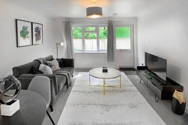 Farnborough Rushmoor DistrictのBuilding Kingfisher Close - smarter-rent-ltd-1 - 1637718のアパートメントにある、モダンな家具を備えたエレガントなデザインのリビングルーム Farnborough Rushmoor DistrictのBuilding Kingfisher Close - smarter-rent-ltd-1 - 1637718のアパートメントにある、モダンな家具を備えたエレガントなデザインのリビングルーム