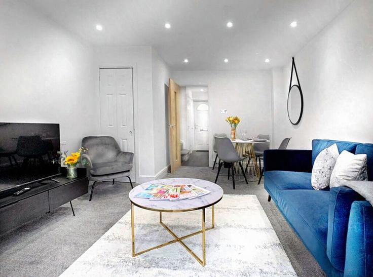 Building Oakridge - smarter-rent-ltd-1 - 1637660 adresindeki bir dairede modern mobilyalarla zarif bir şekilde tasarlanmış oturma odası Surrey Heath District, Woking