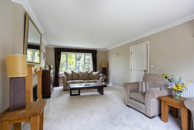 Elegant gestaltetes Wohnzimmer mit moderner Einrichtung in einer Wohnung im Building Castle Way - smarter-rent-ltd-1 - 1637591 in London Borough of Merton, London