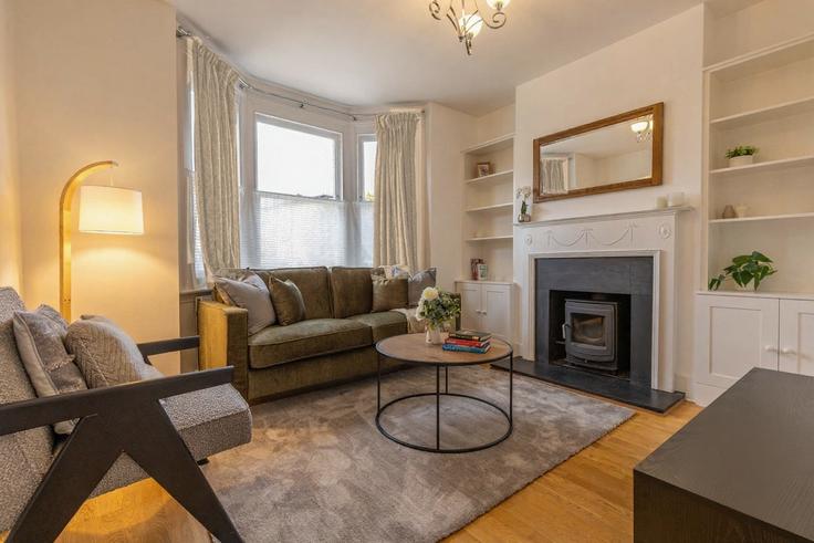 London Borough of Richmond upon Thames, Hampton에 위치한 Building School Road - smarter-rent-ltd-1 - 1691798 유닛의 세련된 인테리어가 돋보이는 거실 London Borough of Richmond upon Thames, Hampton에 위치한 Building School Road - smarter-rent-ltd-1 - 1691798 유닛의 세련된 인테리어가 돋보이는 거실