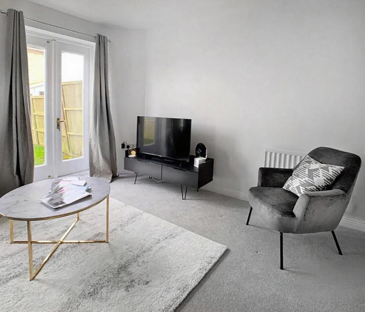 Bracknell Bracknell ForestのBuilding Barry Square - smarter-rent-ltd-1 - 1637615のアパートメントにある、モダンな家具を備えたエレガントなデザインのリビングルーム Bracknell Bracknell ForestのBuilding Barry Square - smarter-rent-ltd-1 - 1637615のアパートメントにある、モダンな家具を備えたエレガントなデザインのリビングルーム