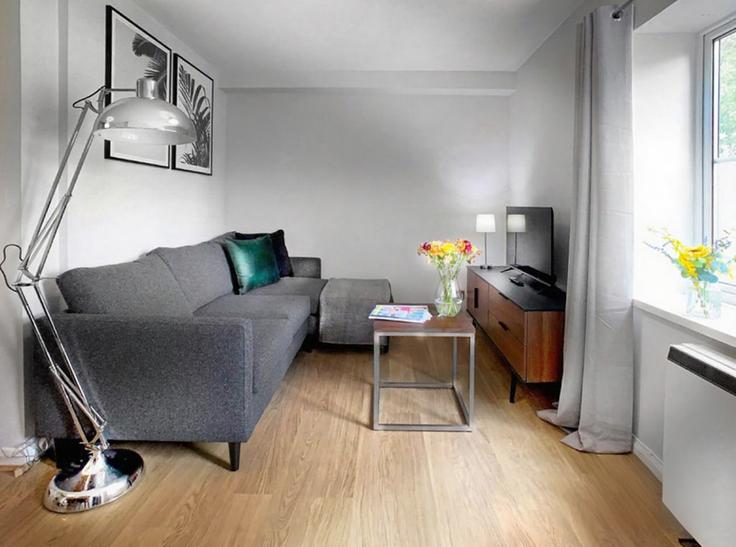 Building Orchard Close - smarter-rent-ltd-1 - 1637670 adresindeki bir dairede modern mobilyalarla zarif bir şekilde tasarlanmış oturma odası Wokingham, Wokingham Building Orchard Close - smarter-rent-ltd-1 - 1637670 adresindeki bir dairede modern mobilyalarla zarif bir şekilde tasarlanmış oturma odası Wokingham, Wokingham