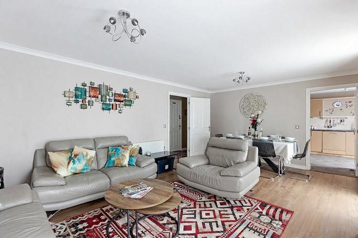 Building Clarence Road - smarter-rent-ltd-1 - 1637654 adresindeki bir dairede modern mobilyalarla zarif bir şekilde tasarlanmış oturma odası Windsor, Windsor