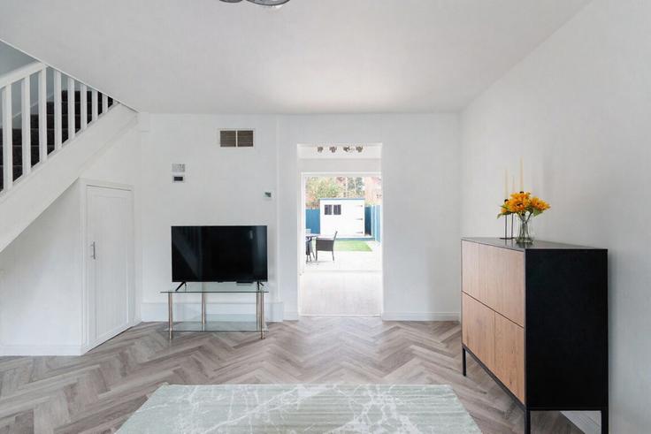 Building Mendip Road - smarter-rent-ltd-1 - 1637655 adresindeki bir dairede modern mobilyalarla zarif bir şekilde tasarlanmış oturma odası Bracknell, Bracknell Building Mendip Road - smarter-rent-ltd-1 - 1637655 adresindeki bir dairede modern mobilyalarla zarif bir şekilde tasarlanmış oturma odası Bracknell, Bracknell