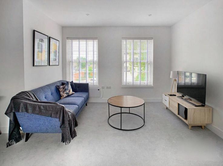 Building Eton Court - smarter-rent-ltd-1 - 1637639 adresindeki bir dairede modern mobilyalarla zarif bir şekilde tasarlanmış oturma odası Windsor, Windsor
