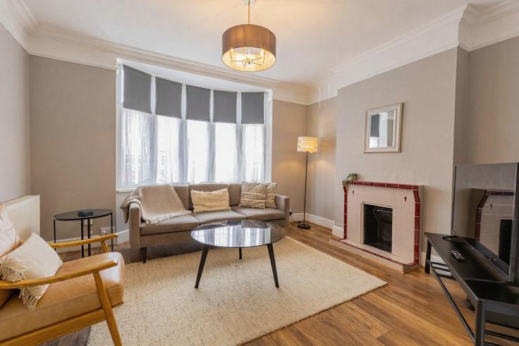 Salle de séjour élégante avec mobilier moderne dans un appartement à Building Wolsey Road - smarter-rent-ltd-1 - 1637649 à Spelthorne District, Ashford Salle de séjour élégante avec mobilier moderne dans un appartement à Building Wolsey Road - smarter-rent-ltd-1 - 1637649 à Spelthorne District, Ashford