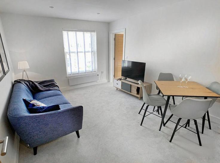 Building Eton Court - smarter-rent-ltd-1 - 1637717 adresindeki bir dairede modern mobilyalarla zarif bir şekilde tasarlanmış oturma odası Windsor, Windsor